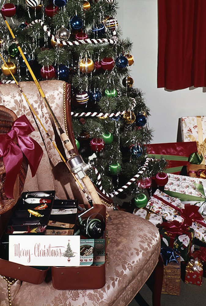 Casa con sofa tapizado en seda con arbol de navidad de los años setenta. 1972