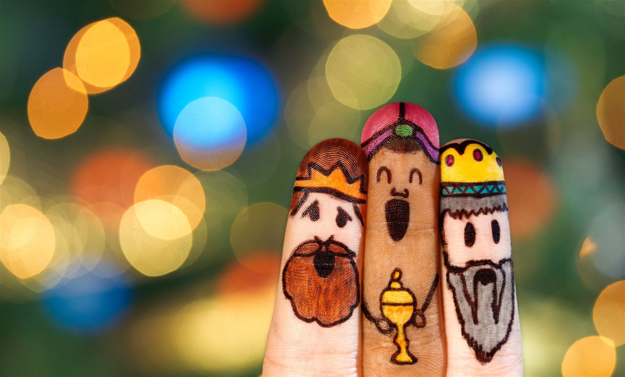 Dedos pintados como si fueran los reyes magos navidad. 2011