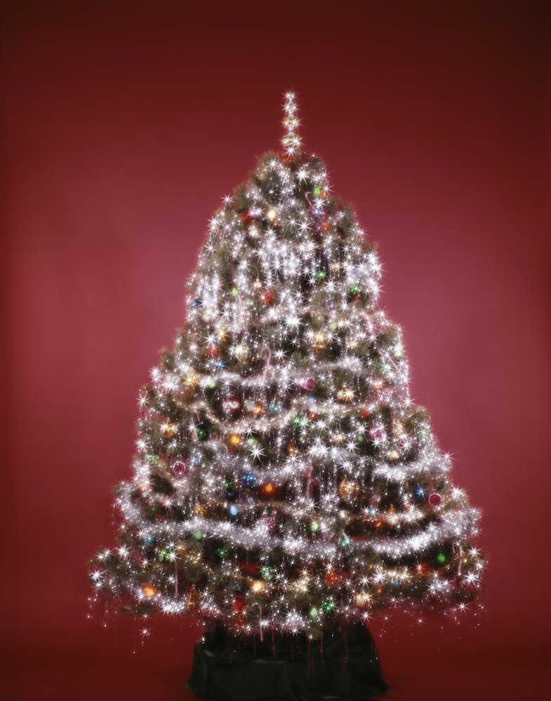 Arbol de Navidad con espumillon y bolas de los años ochenta
