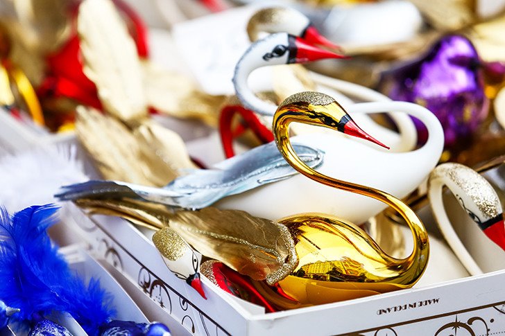 Cisnes navideños en color dorado