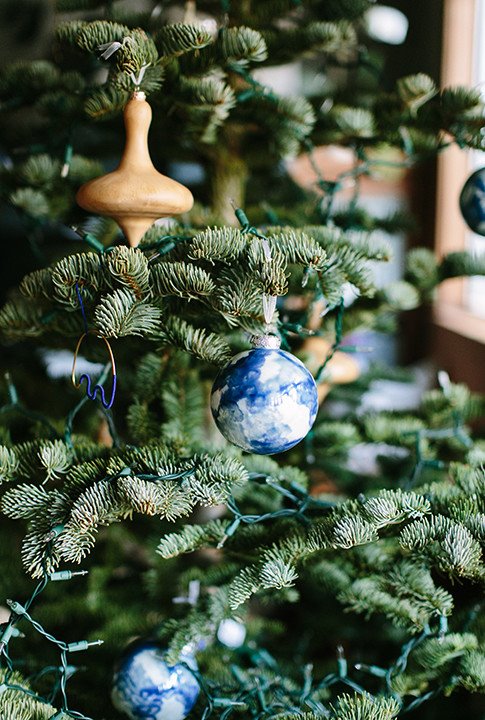 Decoracion arbol Navidad en color azul y madera