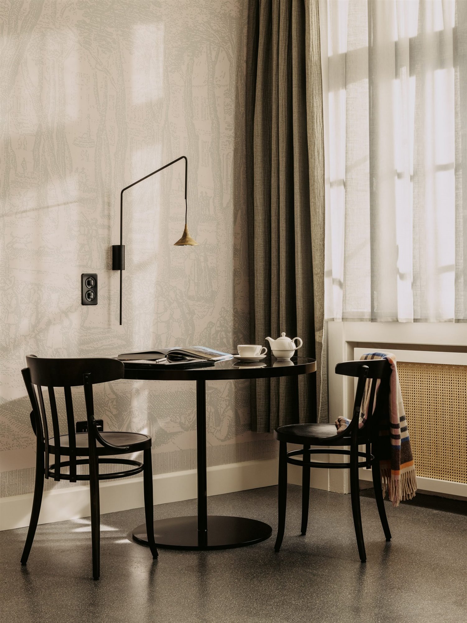 hotel en basel diseñado por Herzog & De Meuron comedor con mesa en un rincon. Foto 6
