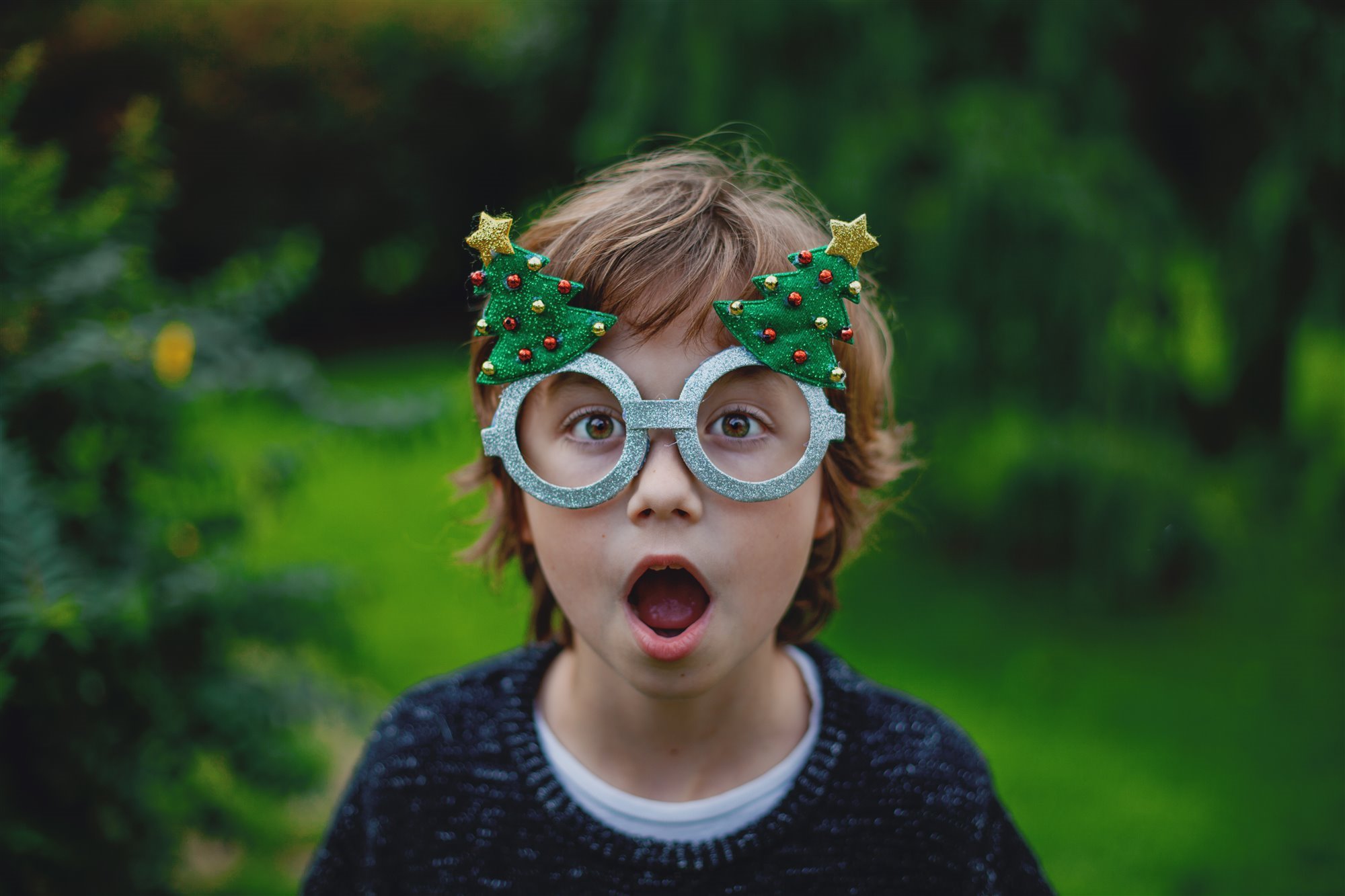 Gafas con motivos de Navidad arboles