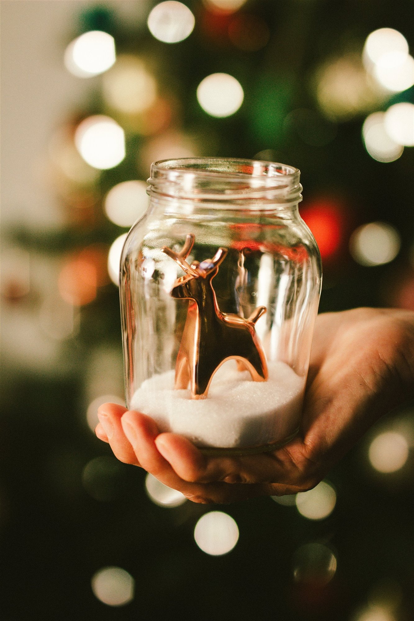 Jarro de cristal con decoración de Navidad