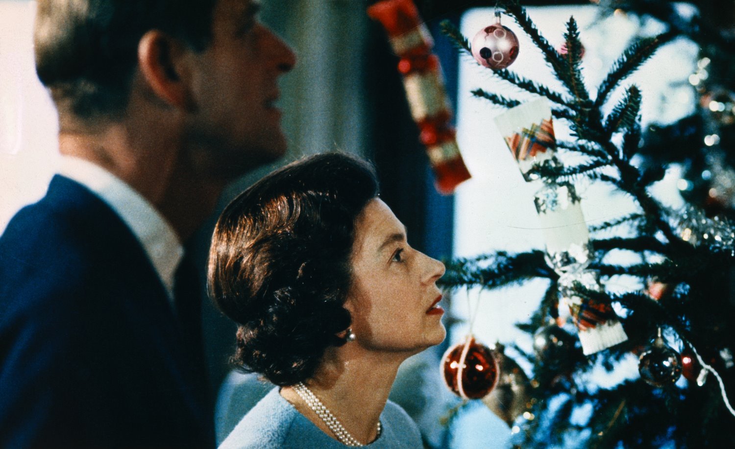 La Reina Isabel II y su marido en los años sesenta con la decoracion de navidad