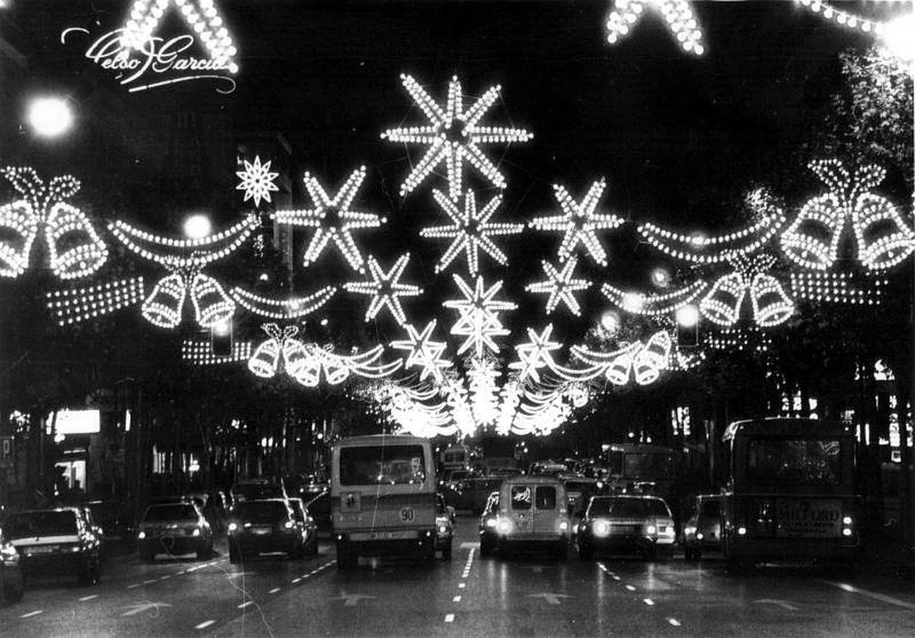 Luces de navidad en la calle serrano de Madrid de los años ochenta