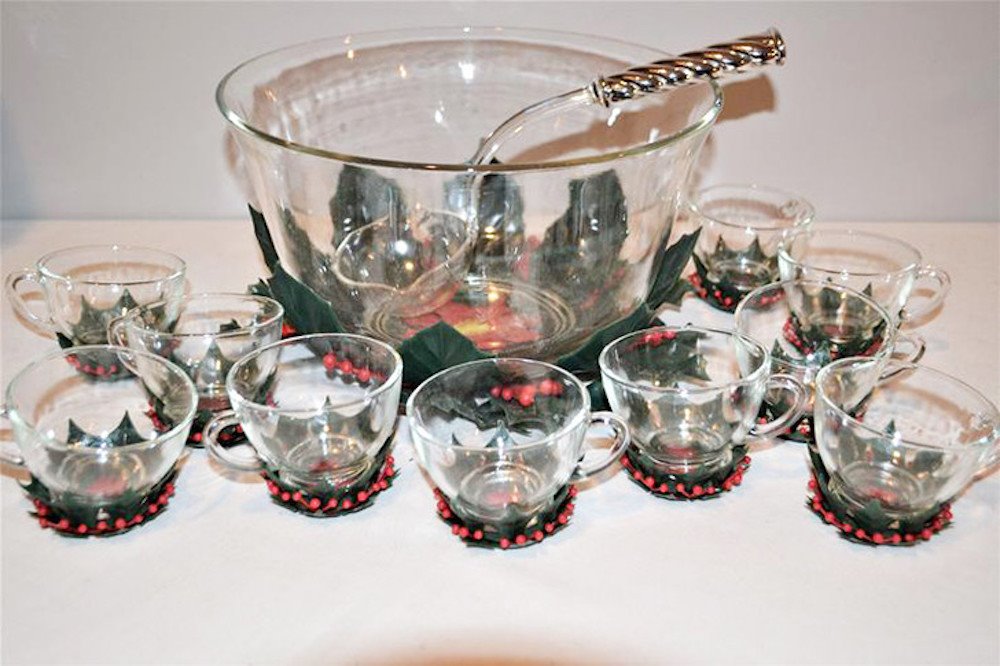 Ponchera y vasos con decoracion de Navidad