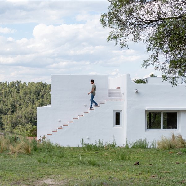La arquitectura mediterránea inspira esta moderna casa de campo en Argentina