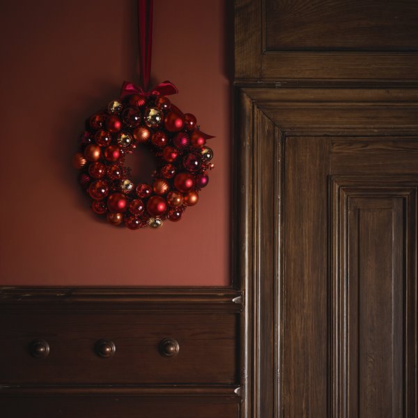 Corona de navidad hecha con bolas de color rojo de Ikea