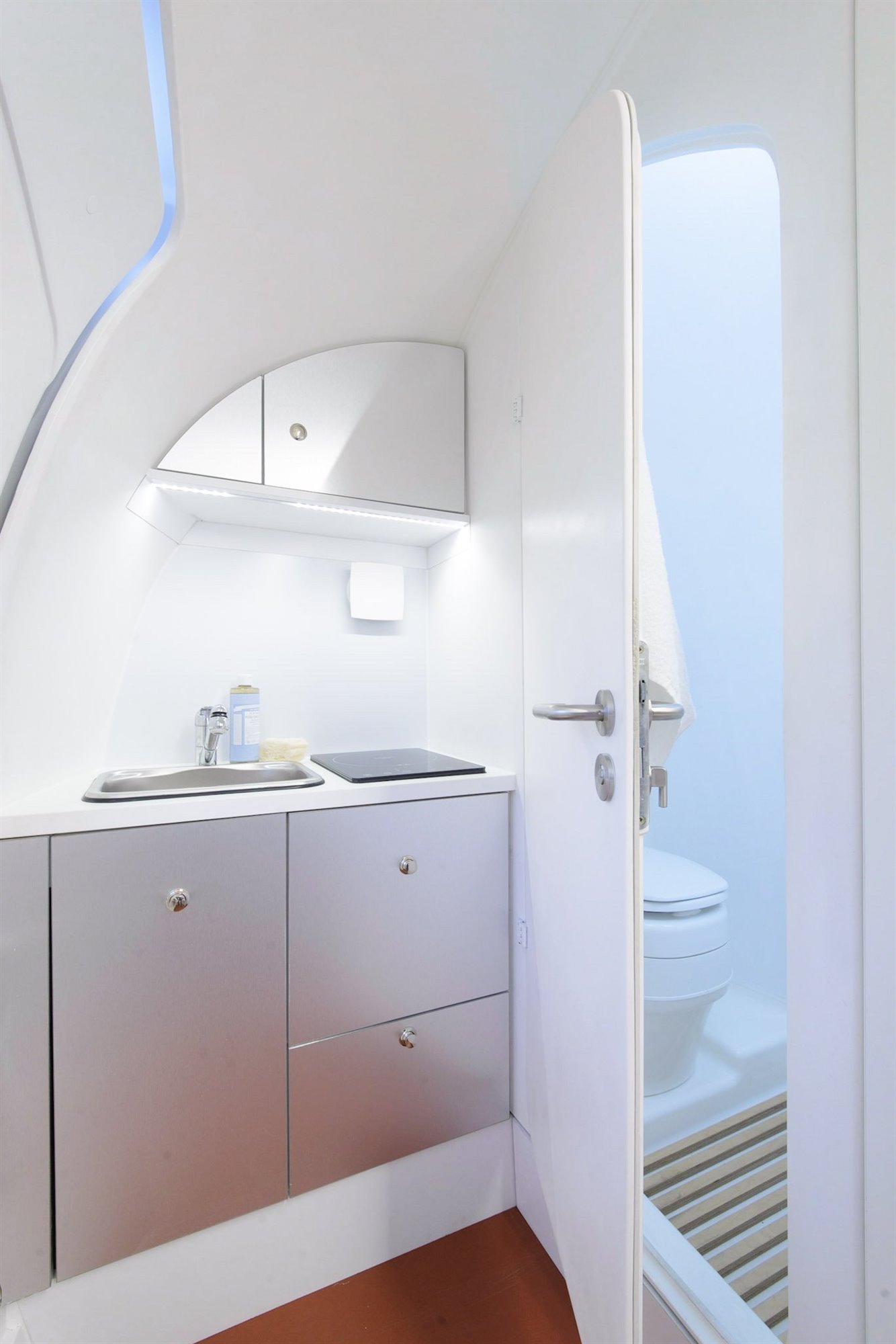 1Ecocapsule Interior. baño