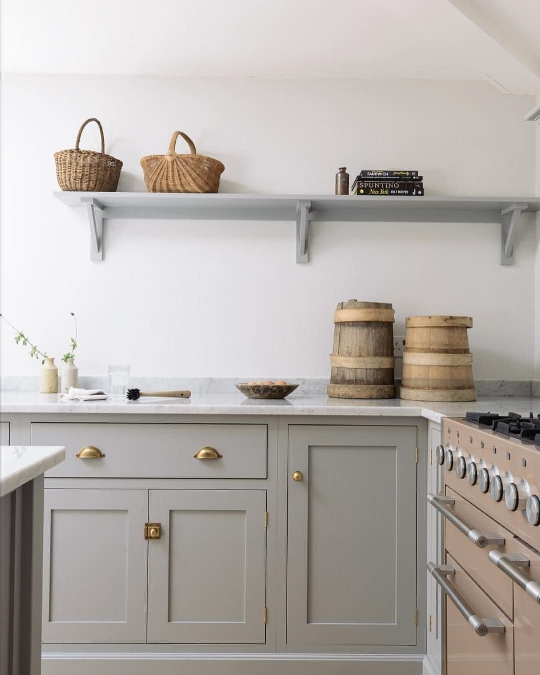 Cocina con muebles de color gris. Adiós, viejos tiradores