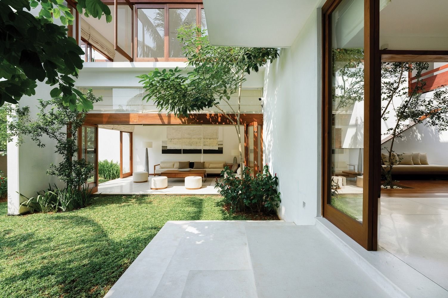 Casa con paredes blancas y patio interior