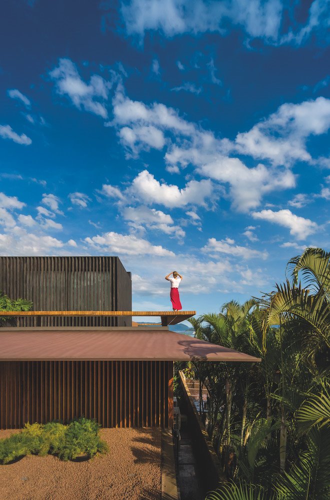 Casa con una chica subida al tejado en Brasil