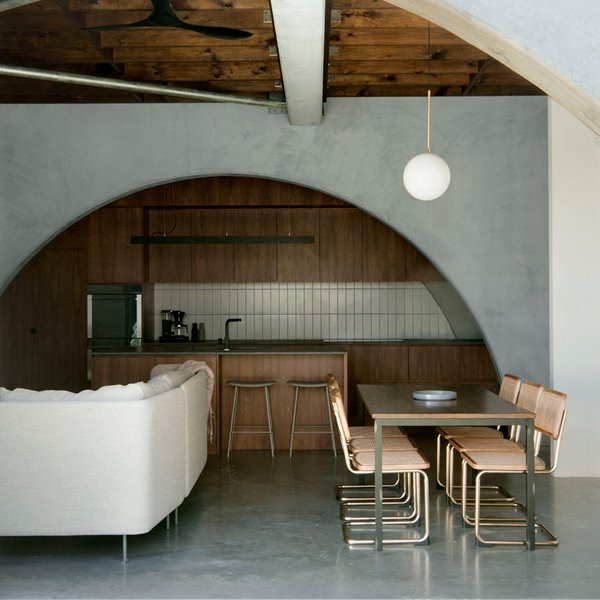 Esta casa de hormigón es una oda a los arcos