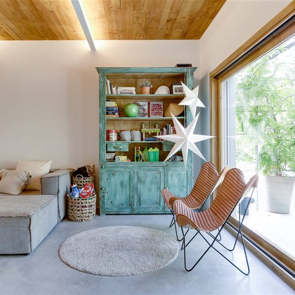 Una luminosa casa moderna en Girona organizada en torno a un patio