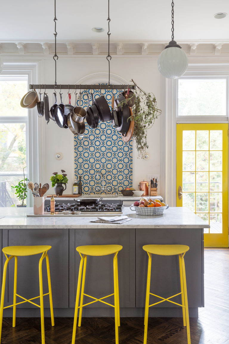 Cocina con taburetes amarillos y frontales de color gris