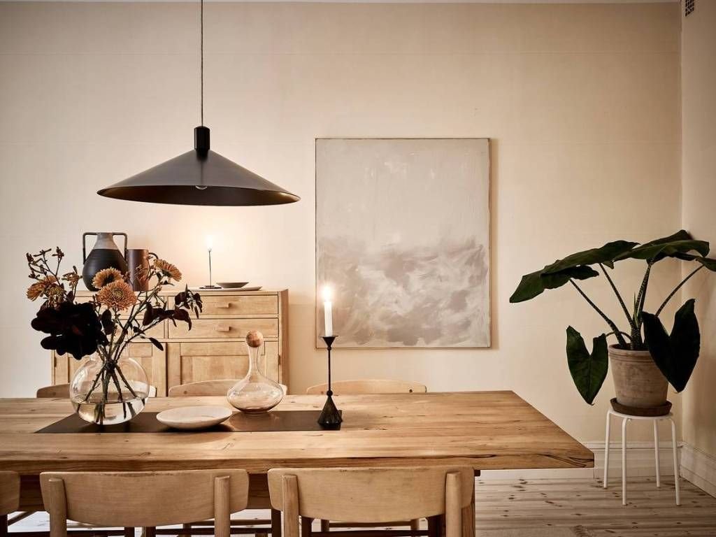 Comedor con mesa de madera y velas. Con llama