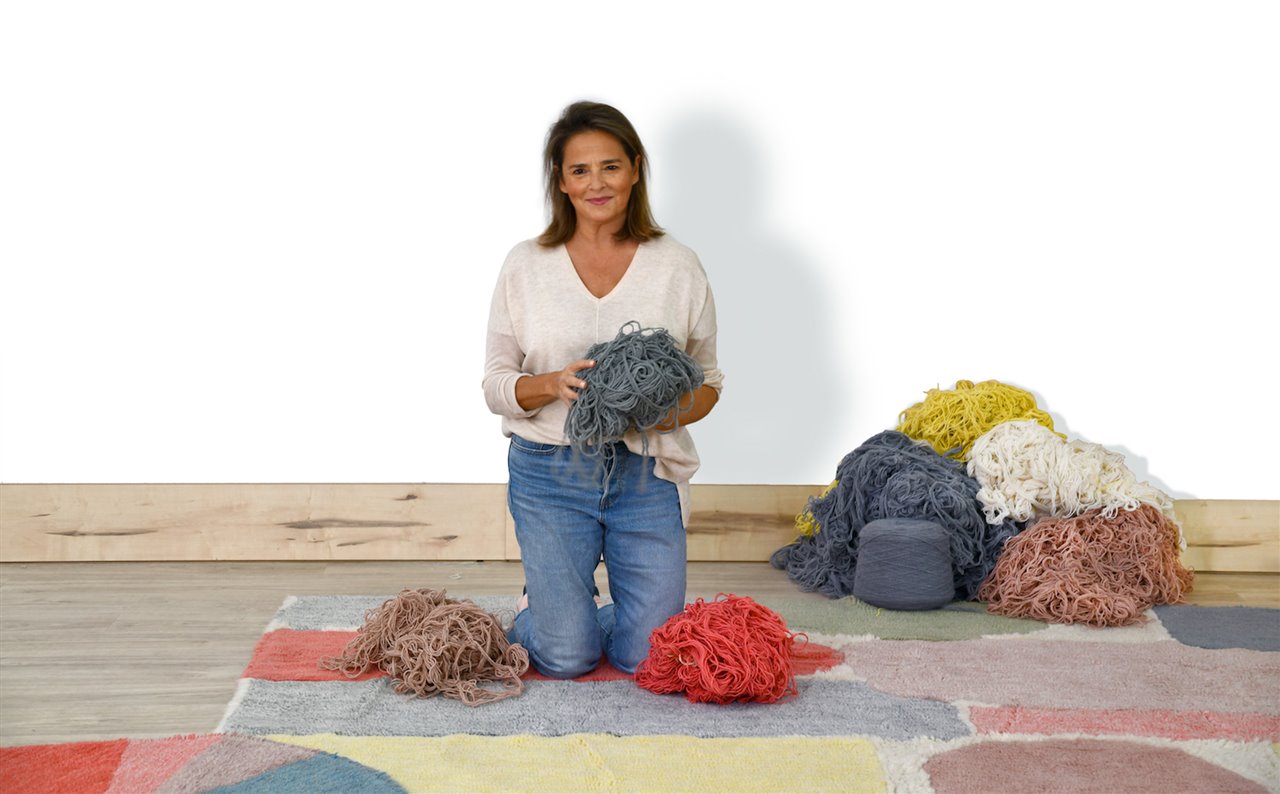 La diseñadora Lorena Canals, junto a uno de sus últimos lanzamientos: la alfombra 'Abstract', que ha diseñado junto a su colega Donna Wilson. 