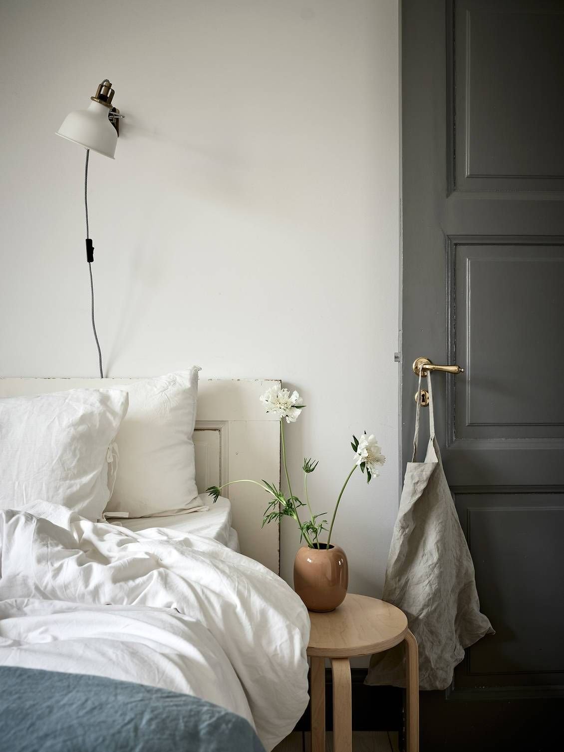 Dormitorio con cabecero de estilo rustico. En la cabeza