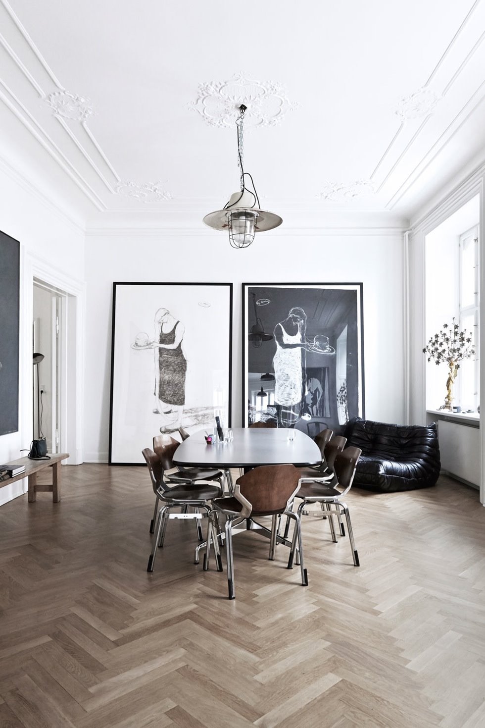 Comedor con obras de arte y molduras. Enmarca los objetos