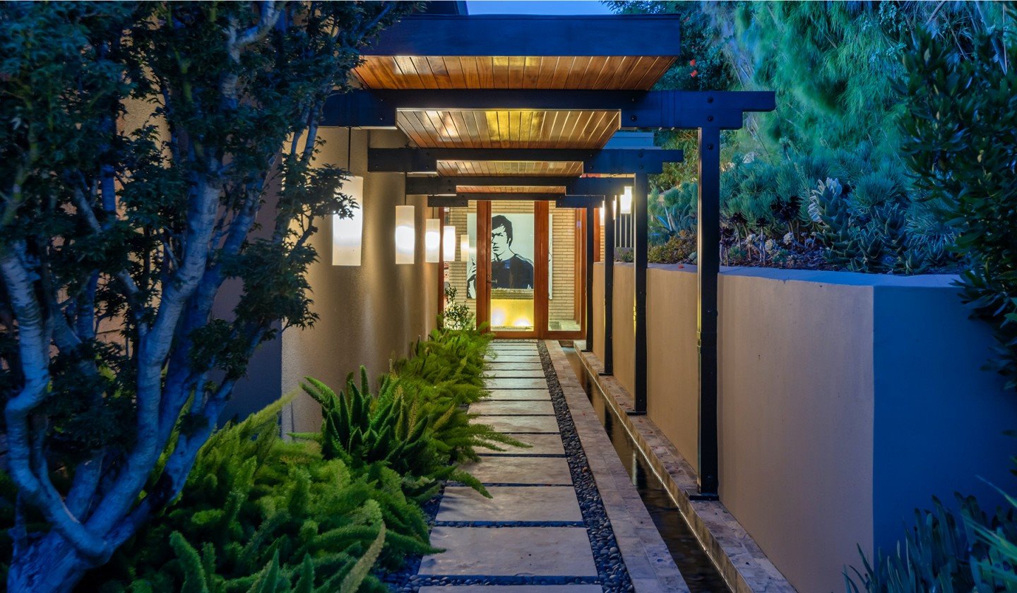 Entrada de la casa de zac efron en los feliz
