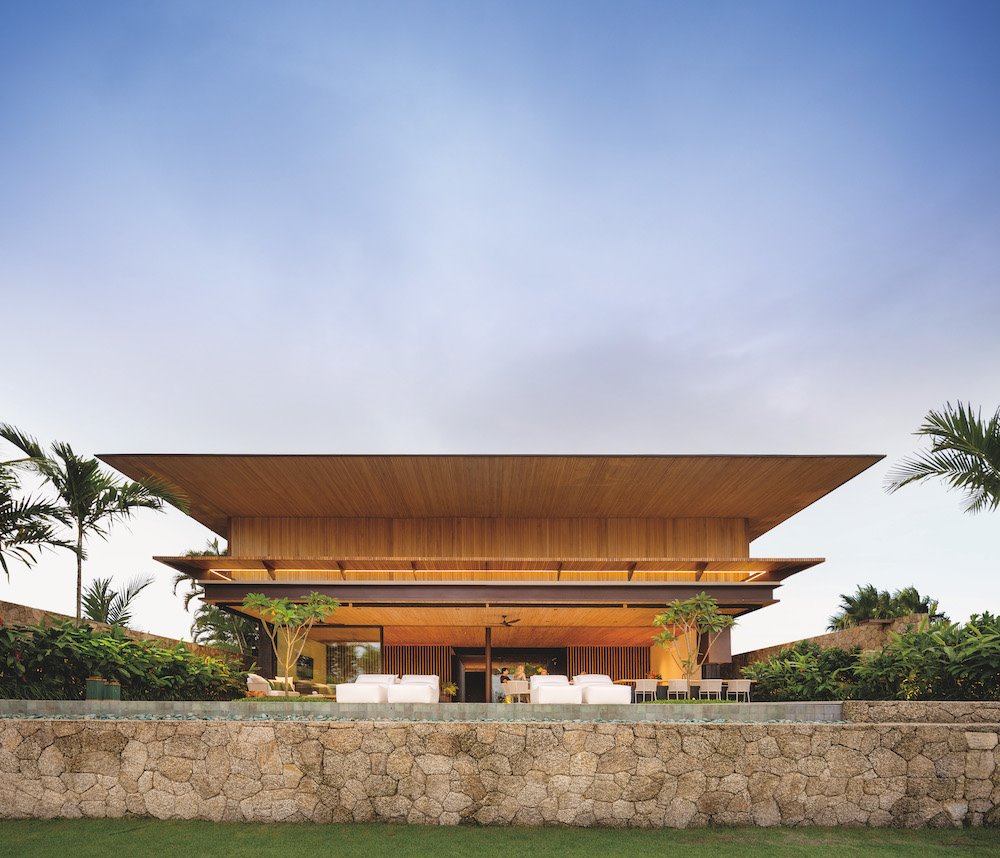 Fachada de madera de una casa en Brasil