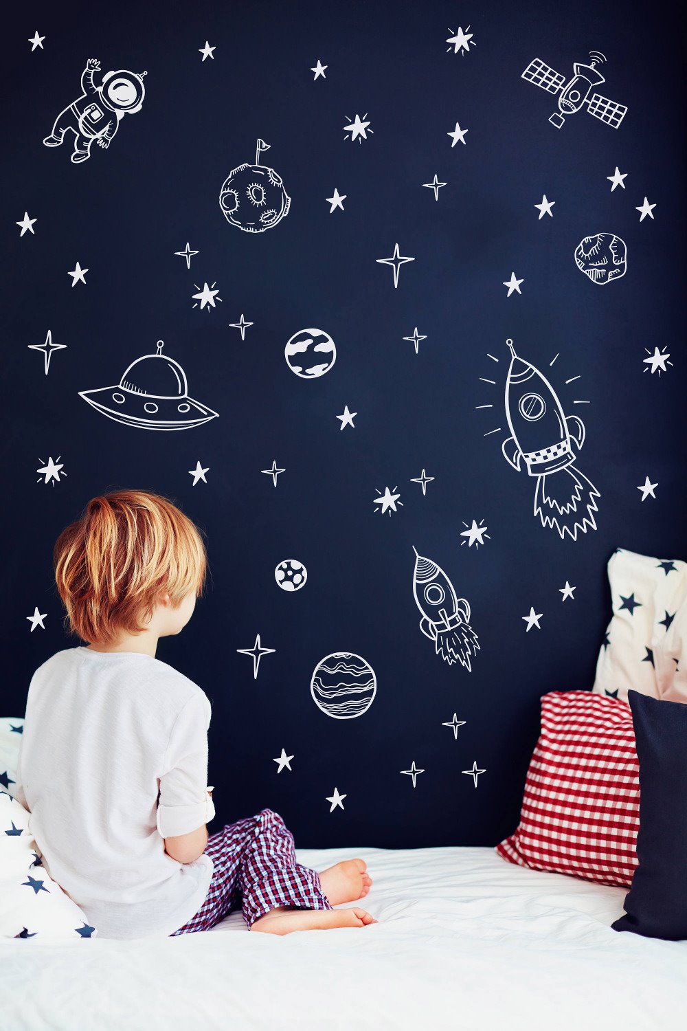 Habitacion infantil con papel pintado de cohetes y naves espaciales