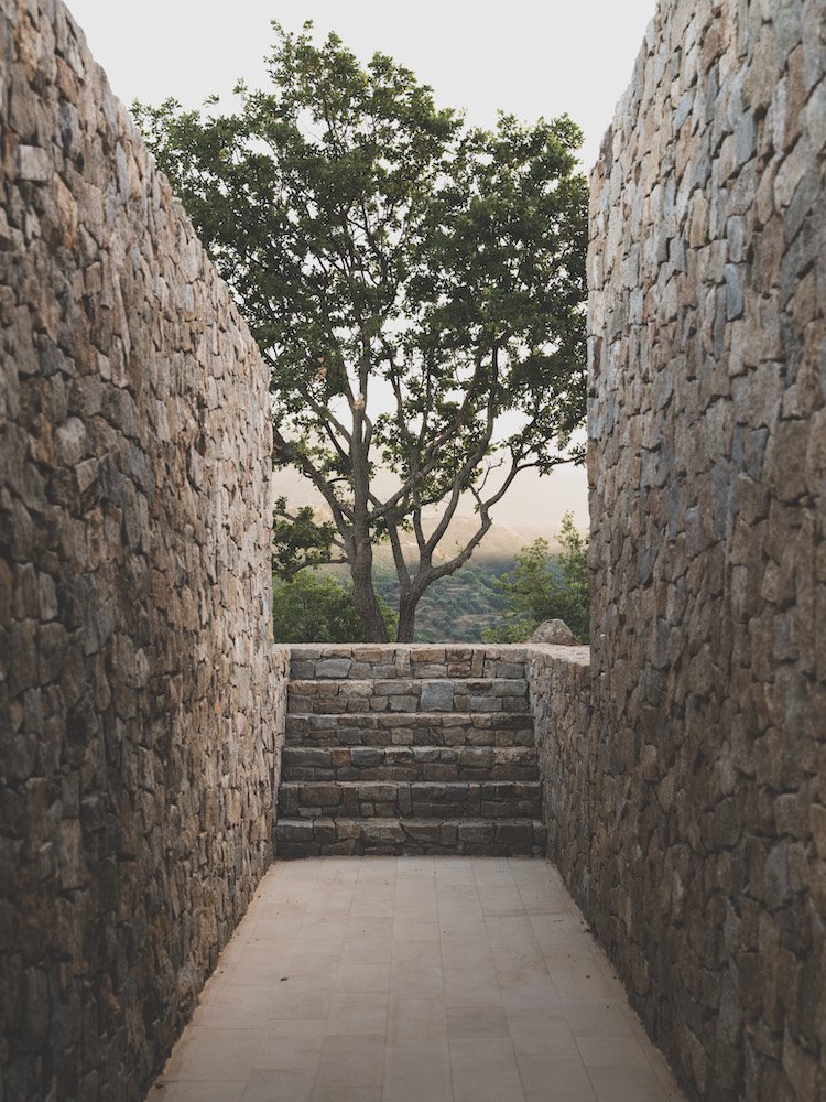 Casa de huespedes RA de Morq Architecture. La casa Guest RA, donde la piedra autóctona de la isla se ha utilizado en la construcción. 