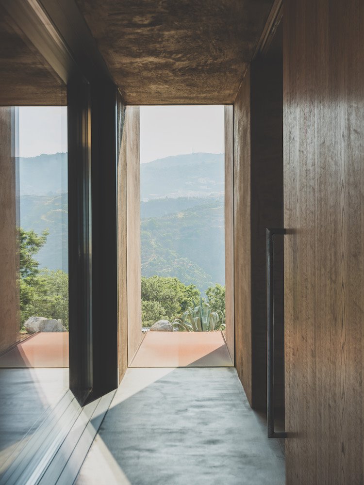Villa Ra vista de una ventana de Morq Architecture. La casa RĒ, cuyo diseño “propone una estructura oculta firmemente anclada al terreno”.