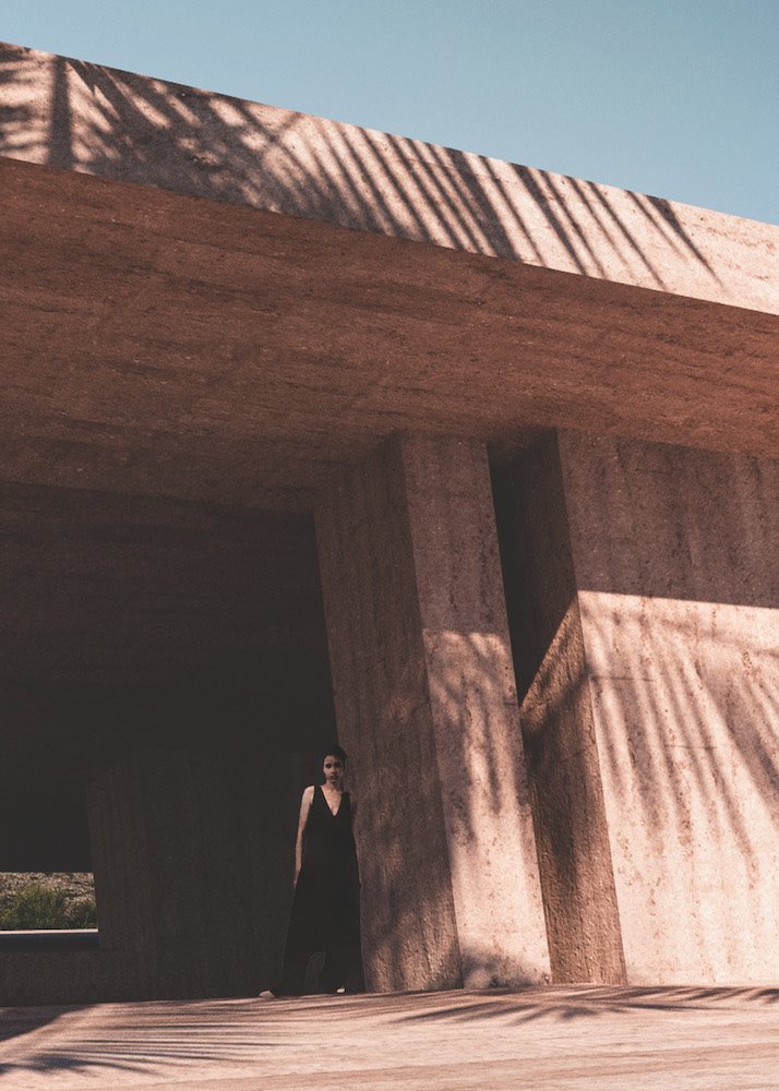 Villa Talaiotica de Morq architecture. La construcción “acota un vacío que se rellena de oportunidades, espacios de relaciones”.