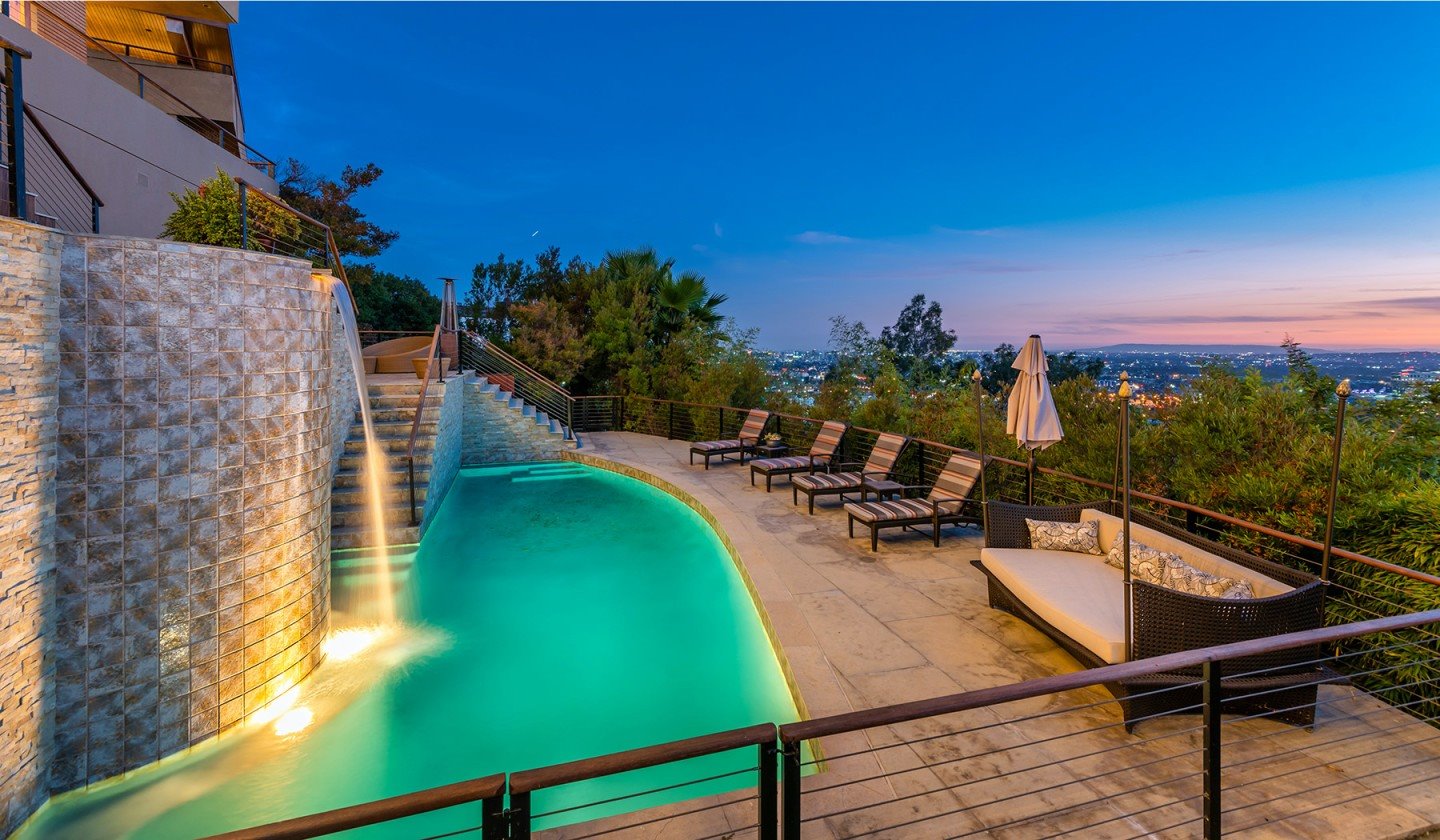 Piscina de la casa de zac efron en los feliz
