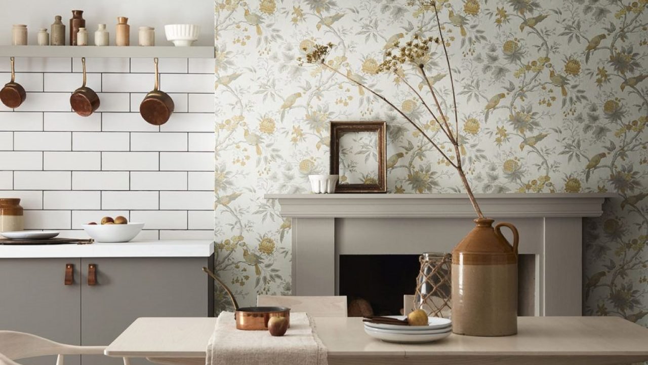 Cocina con papel pintado y baldosas de vinilo. Pon azulejos adhesivos