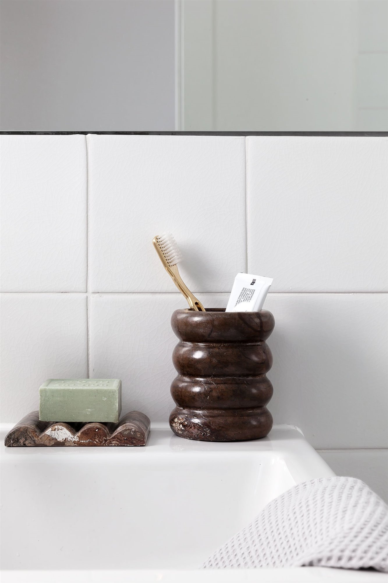 Baño con jabones y accesorios. Renueva el jabón