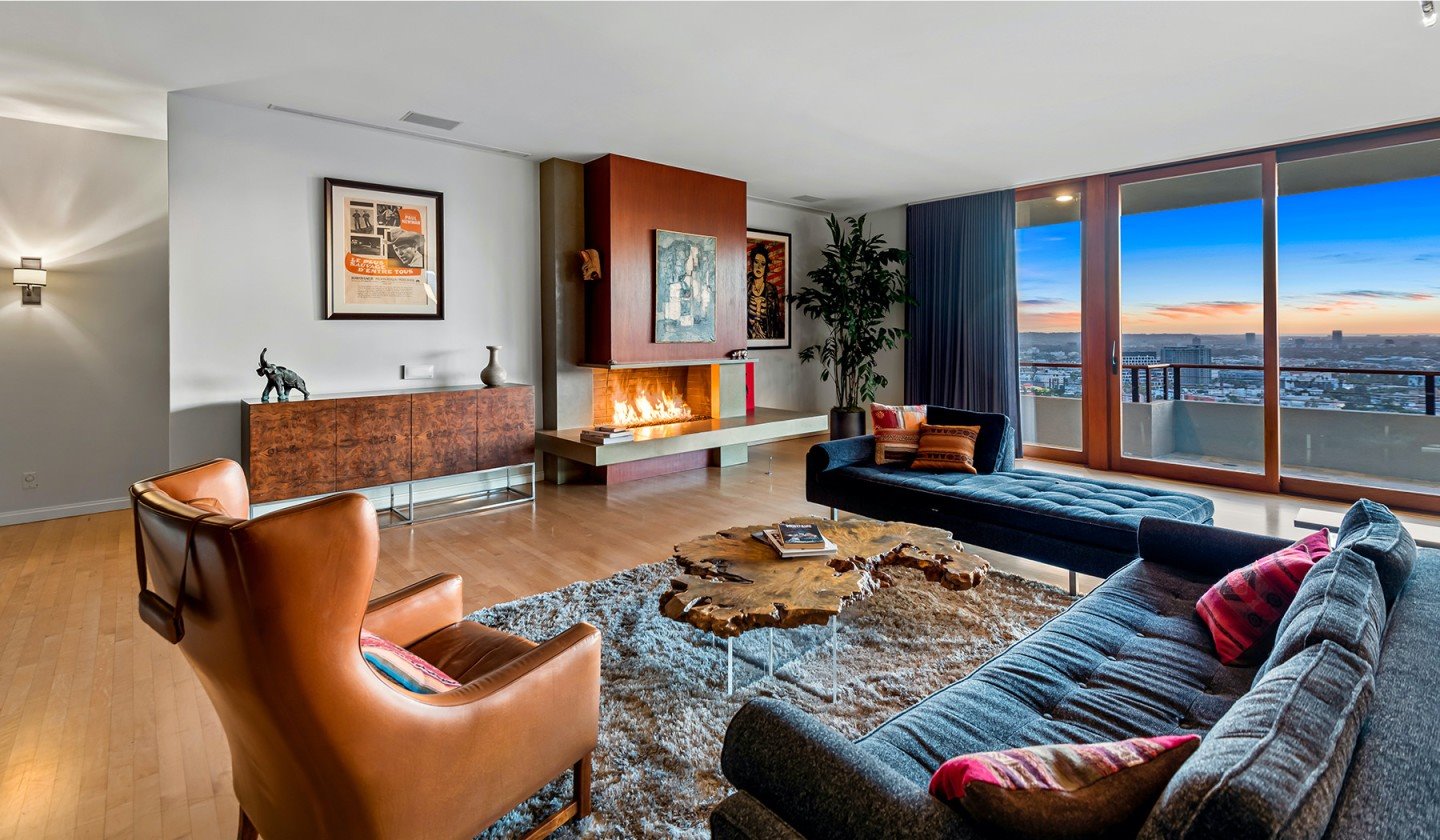 Salon con chimenea de la casa de zac efron en los feliz