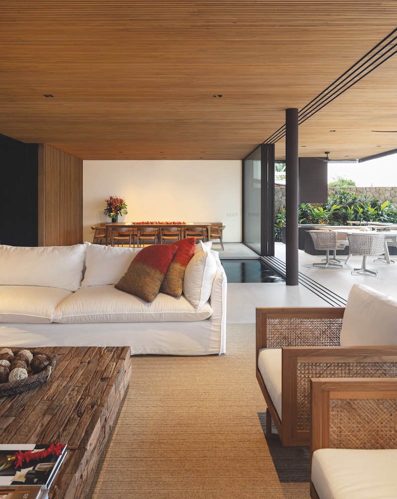 Sofa blanco en una casa en Brasil