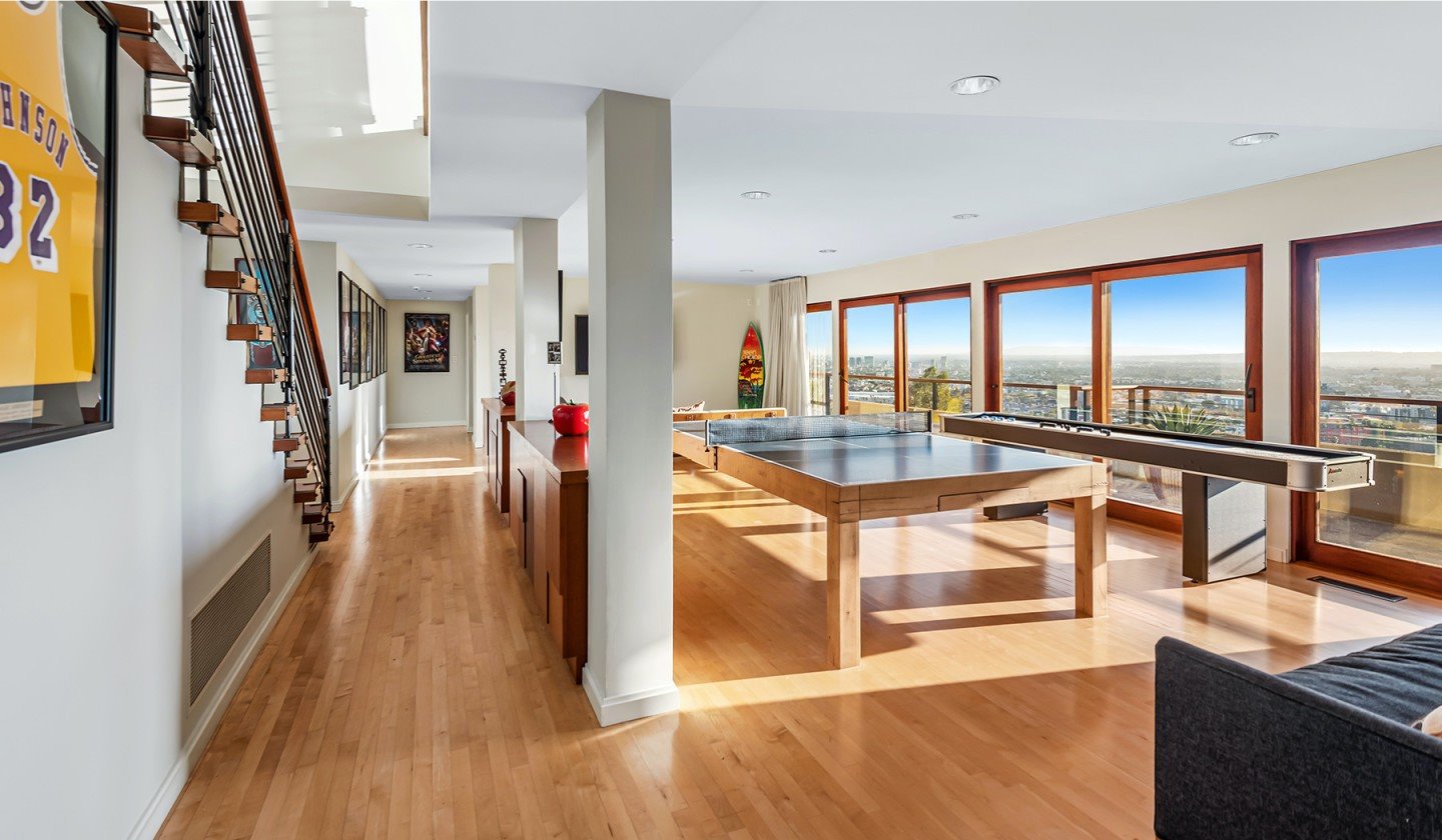 Zona de juegos con ping pong de la casa de zac efron en los feliz