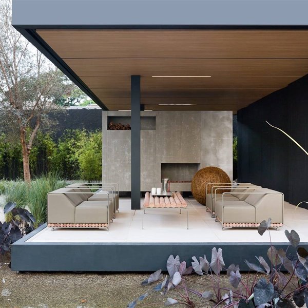 Casa prefabricada con porche con sofas de exterior