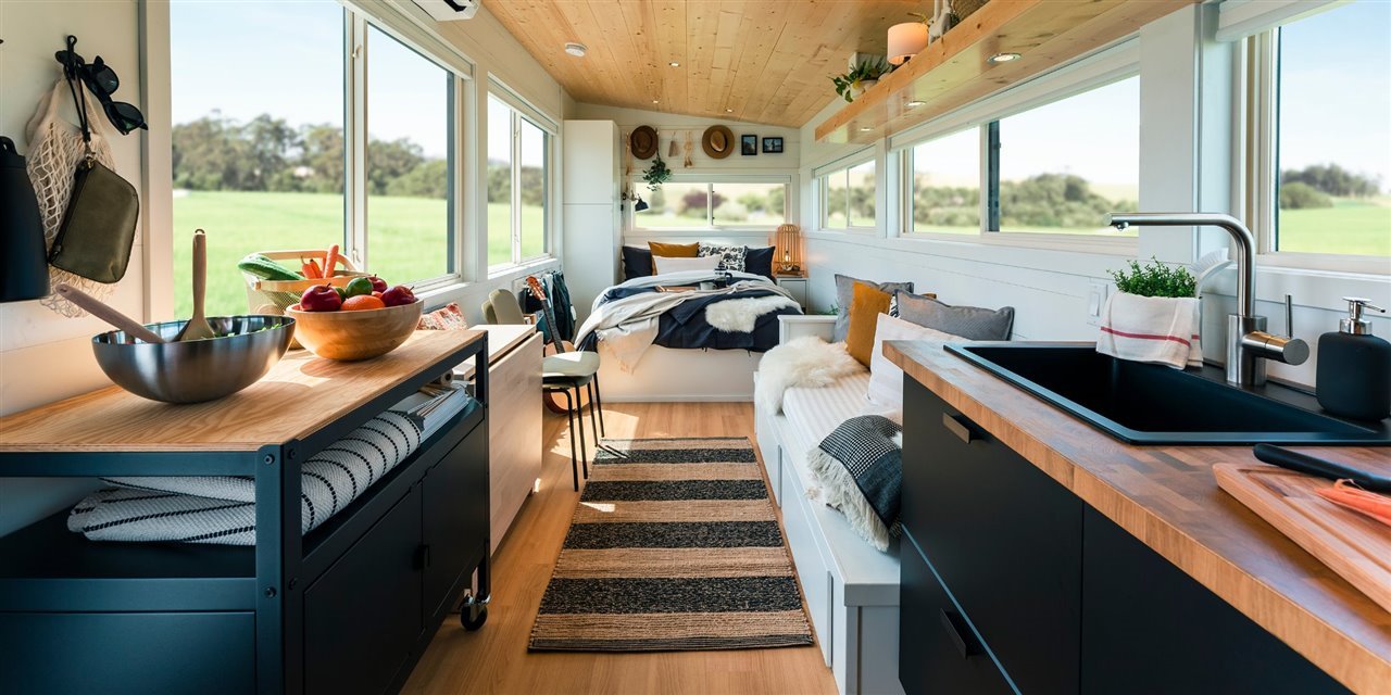 1.Ikea. el-interior-esta-equipado-con-mobiliario-de-ikea-que-representa-la-filosofia-de-diseno-ecologico-de-la-marca-sueca 772cfded 1280x640. Casa prefabricada de Ikea