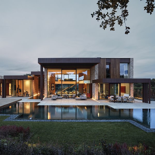 Ramón Esteve se inspira en la naturaleza en esta moderna casa de piedra y madera