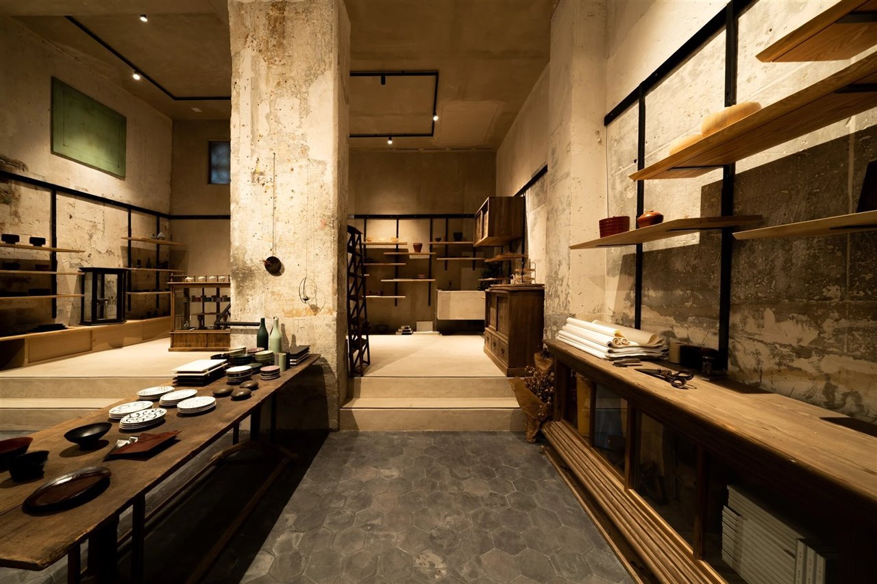 Arriba, un bar decorado con elementos de madera de wengué da la bienvenida a hasta quince visitantes y ofrece cinco cócteles exclusivos inspirados en los cinco sentidos, así como té, frutas y licores a base de plantas. 