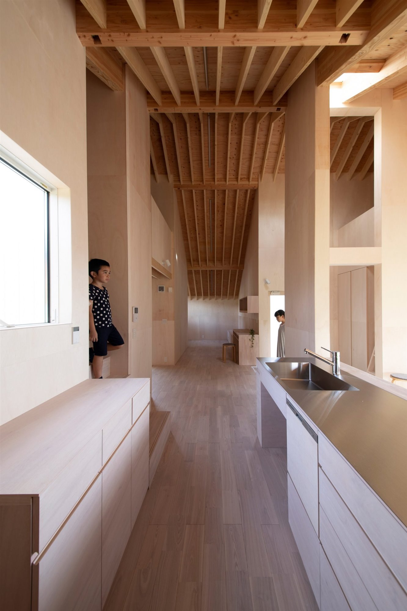 Casa en japon de los arquitectos Katsutoshi Sasaki + Associates con interiores de madera