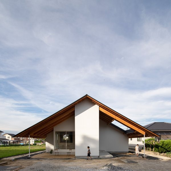 Una casa muy moderna en Japón con interiores minimalistas