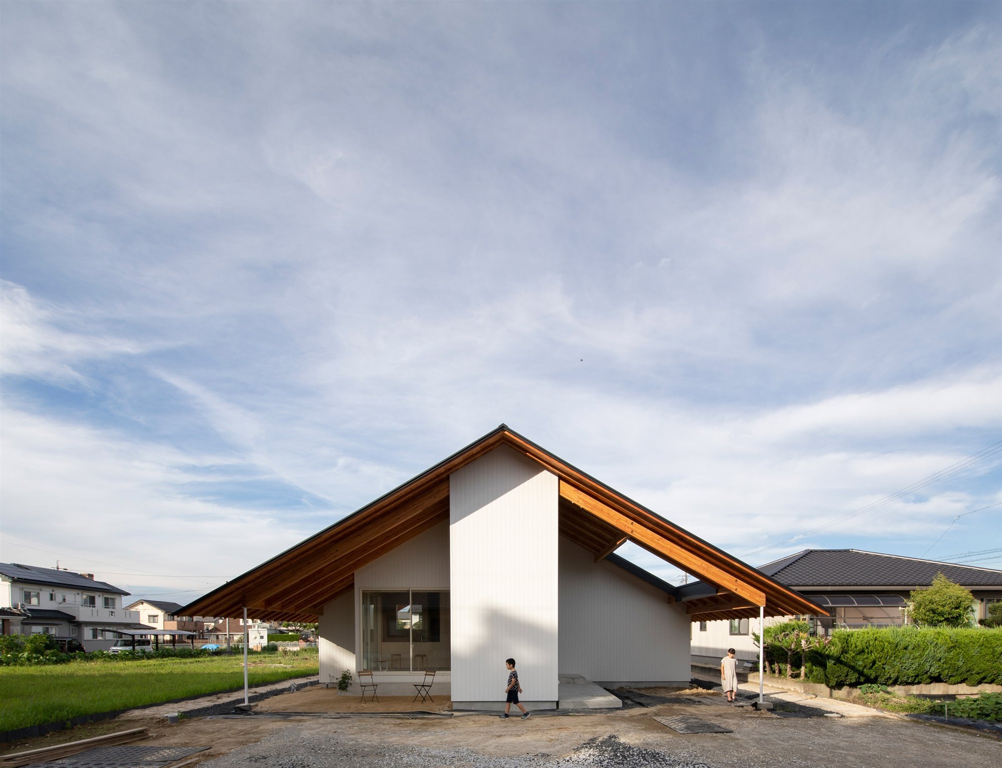 Una casa moderna en Japon con tejado a dos aguas e interiores de madera