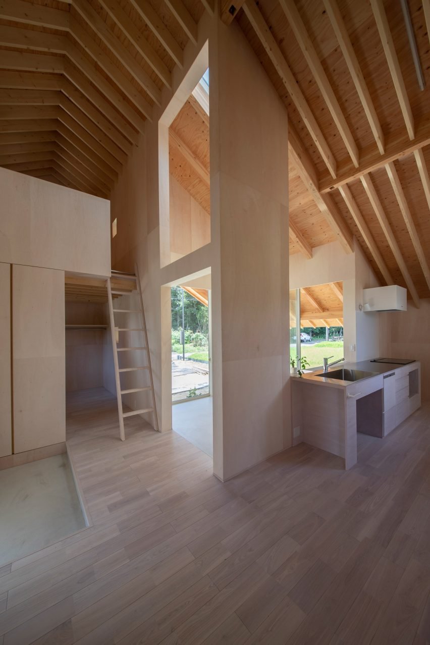 Casa en japon de los arquitectos Katsutoshi Sasaki + Associates techos altos de madera con vigas