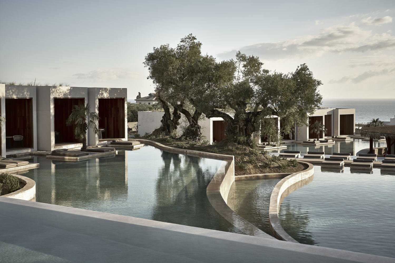 Fachada con piscina del hotel Block 722 en Grecia