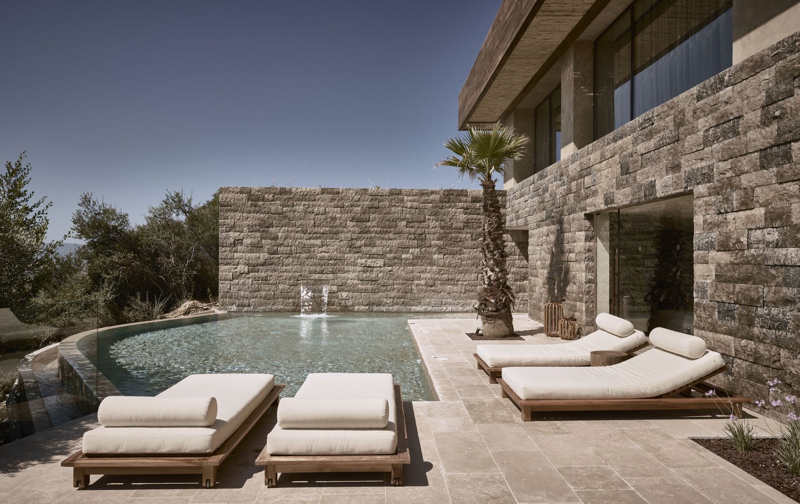 fachada de piedra con terraza del hotel Block 722 en Grecia