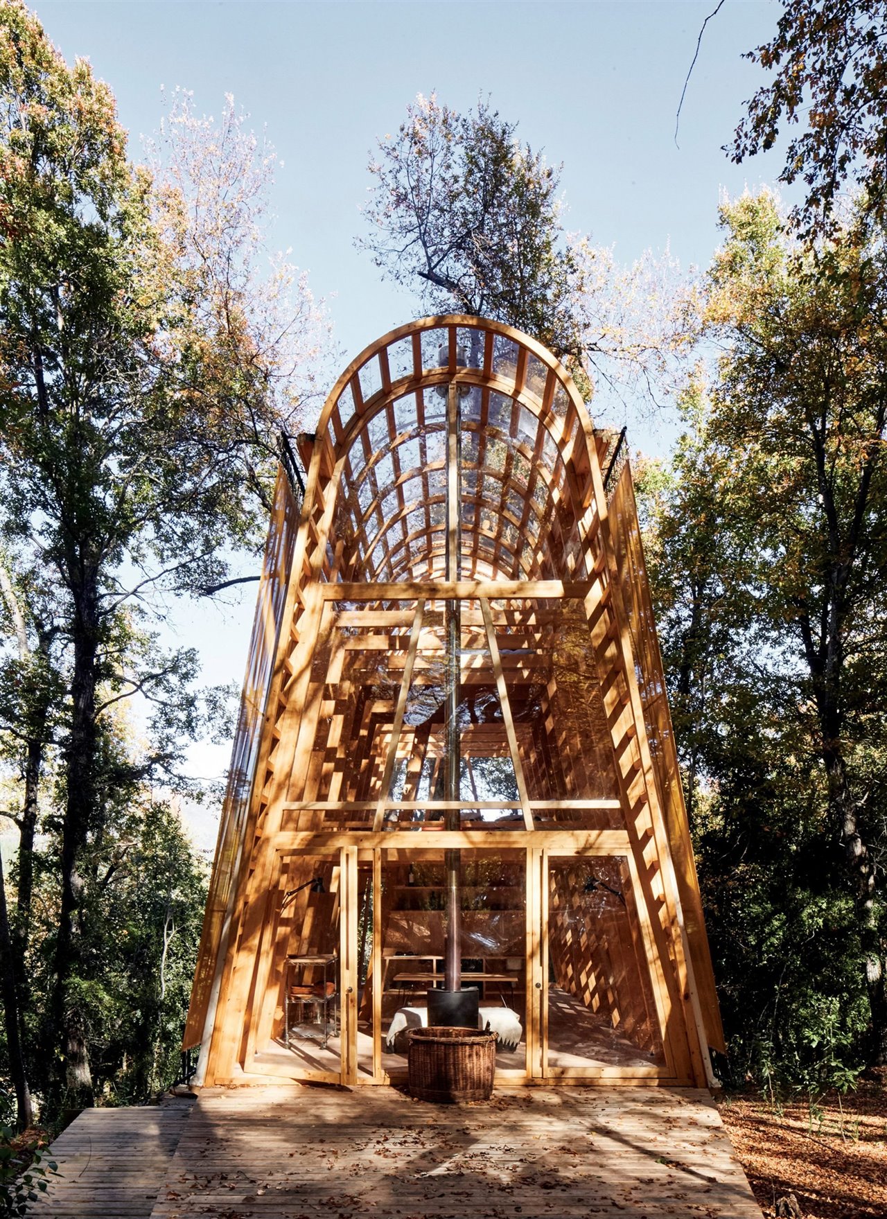 La cabaña tiene capas de malla dorada de policarbonato y paredes de madera.