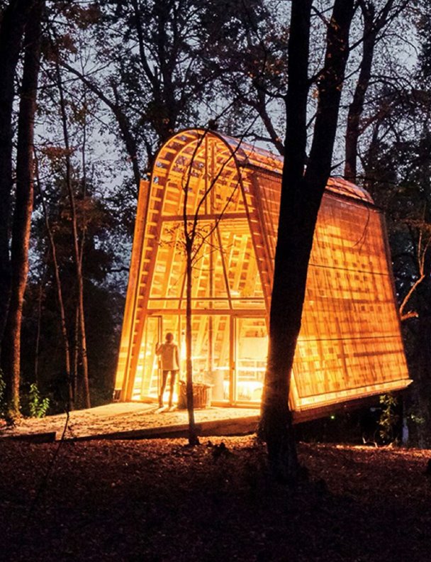Una cabaña con estructura de madera muy moderna en mitad del bosque de Chile