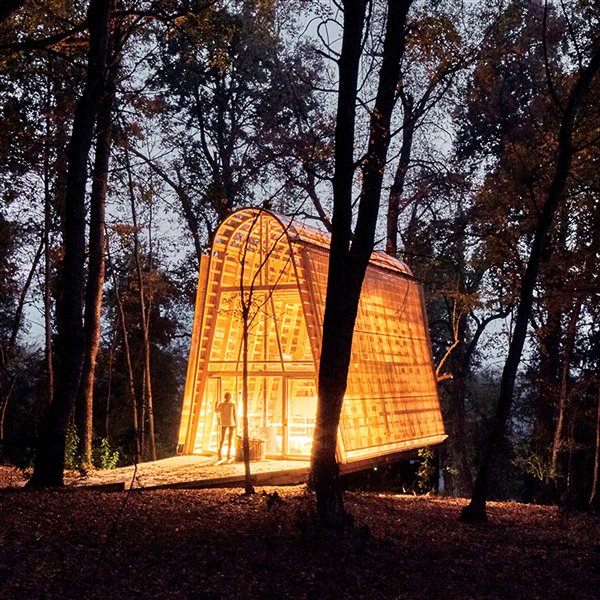 Una cabaña con estructura de madera muy moderna en mitad del bosque de Chile