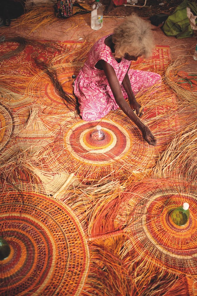 Artesana de Ramingining (Australia) sobre una “alfombra” de PET Lamps.